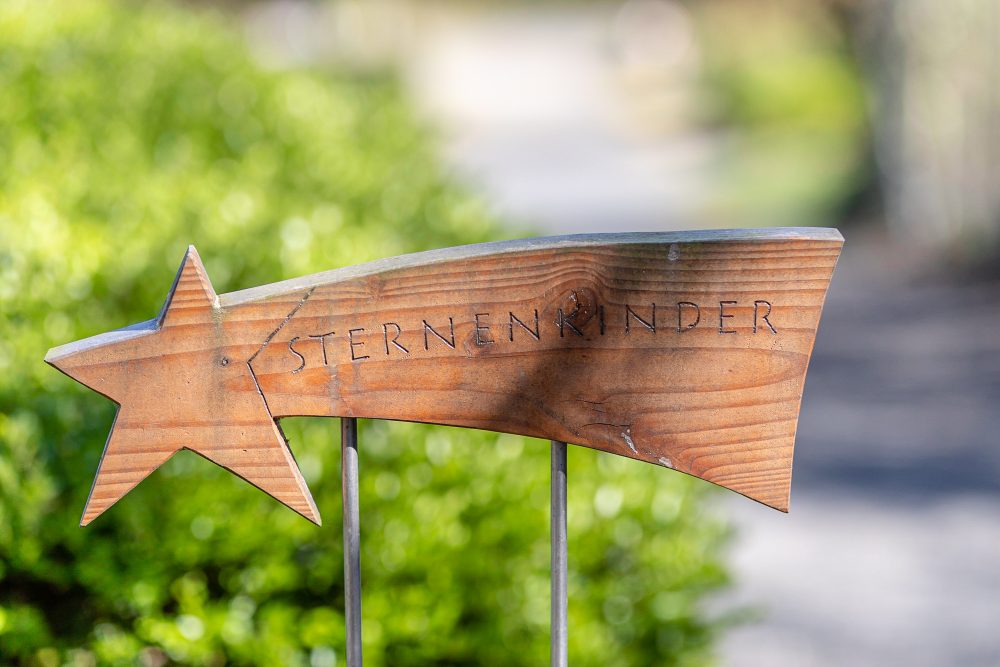 Schild zum Sternenkinder-Feld auf einem Friedhof - Fotografie Stefan Wiede